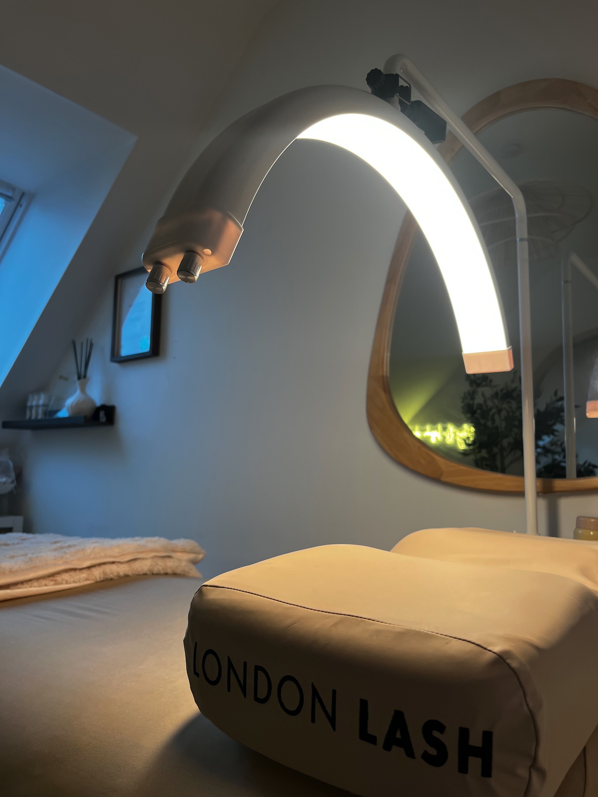 Lash bed with London Lash pillow under the arc lamp