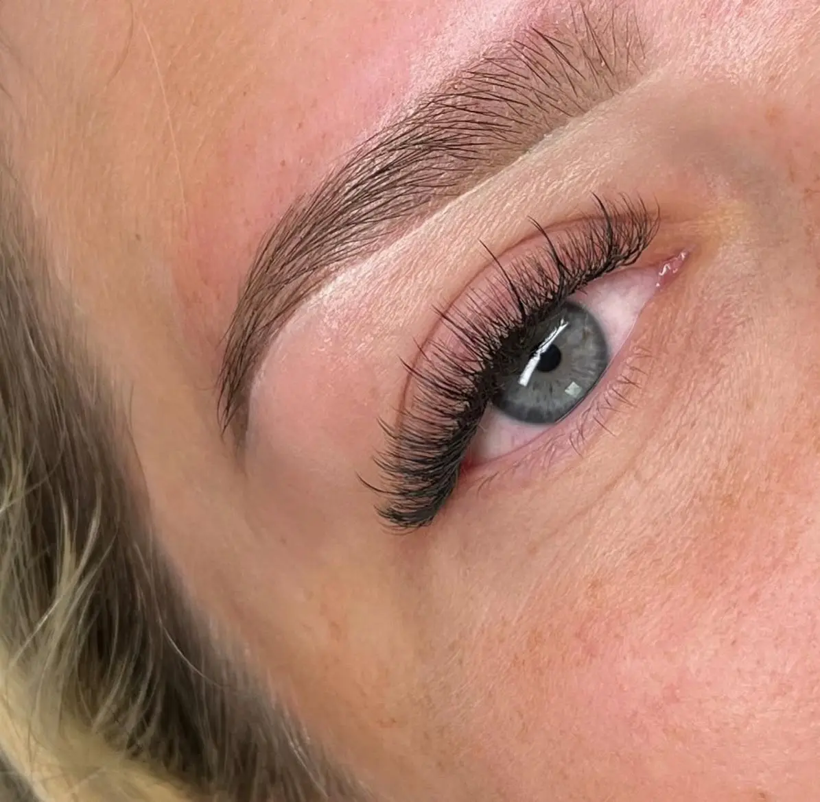 Fluffy lash set and shaped brow on a blue eye